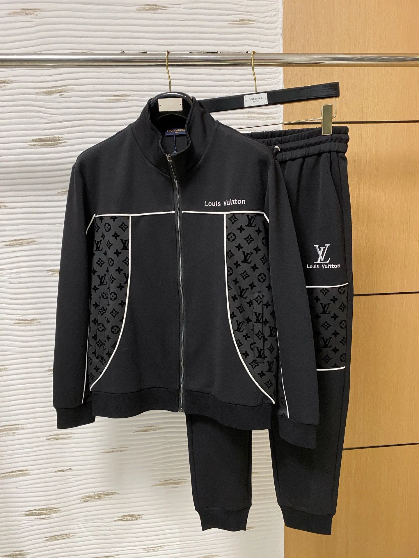 🅿️720 [LV Louis Vuitton] hot-selling suit is coming. Focus on the original version of the official website. 2025 new hot-selling cardigan and sweatshirt suit. The original order is the best. 🇭🇰The meticulous work of top designers. It has a fitting and perfect upper body effect. All-natural high-quality Tencel Roman cotton 100%, close-fitting comfort, noble and elegant! Original hardware embodies elegance and nobility! Counter size: M-3XL (maximum wear up to 190 pounds)